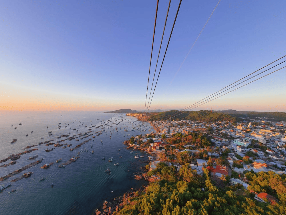 Flight prices to Phu Quoc vary widely depending on the departure city and travel season (Source: Pexels)